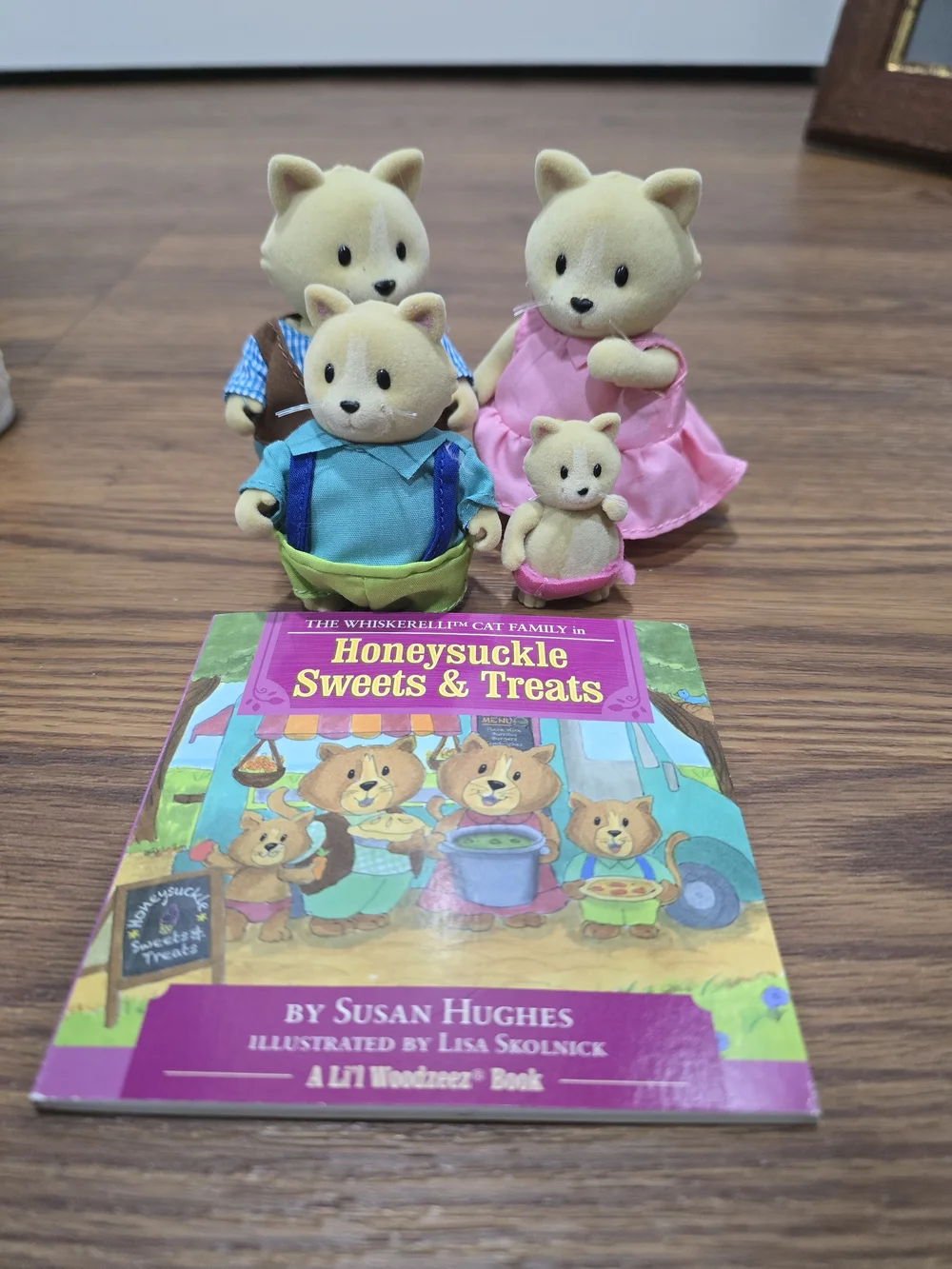 Li'l Woodzeez Whiskerelli Cat Family Set Figures & Storybook Honeysuckle Sweets